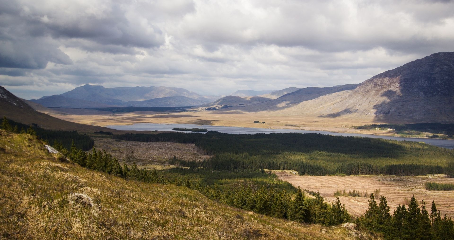 A wide mountain valley in Killarney National Park under a cloudy sky