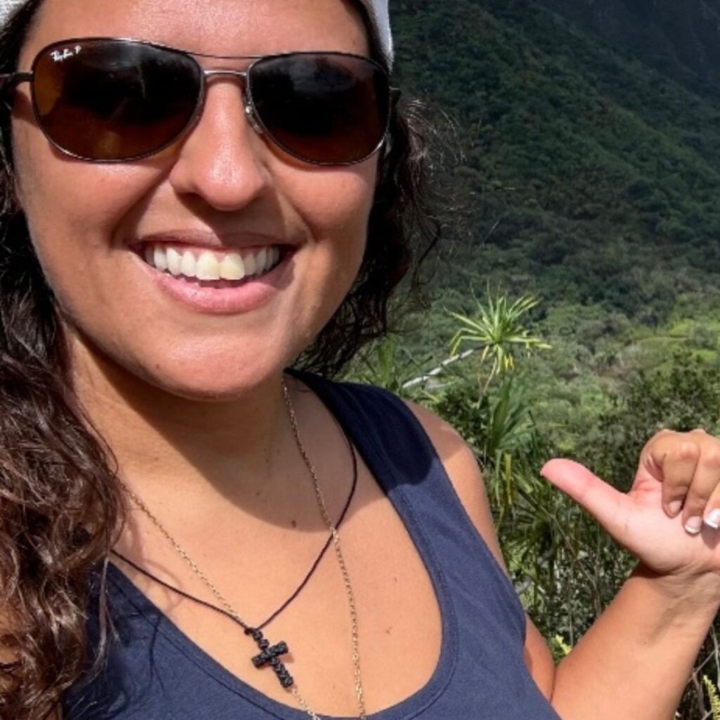 Travel Byrds advisor Kika smiling on a Hawaii beach